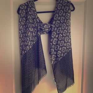 Patterned Grey and White Scarf!